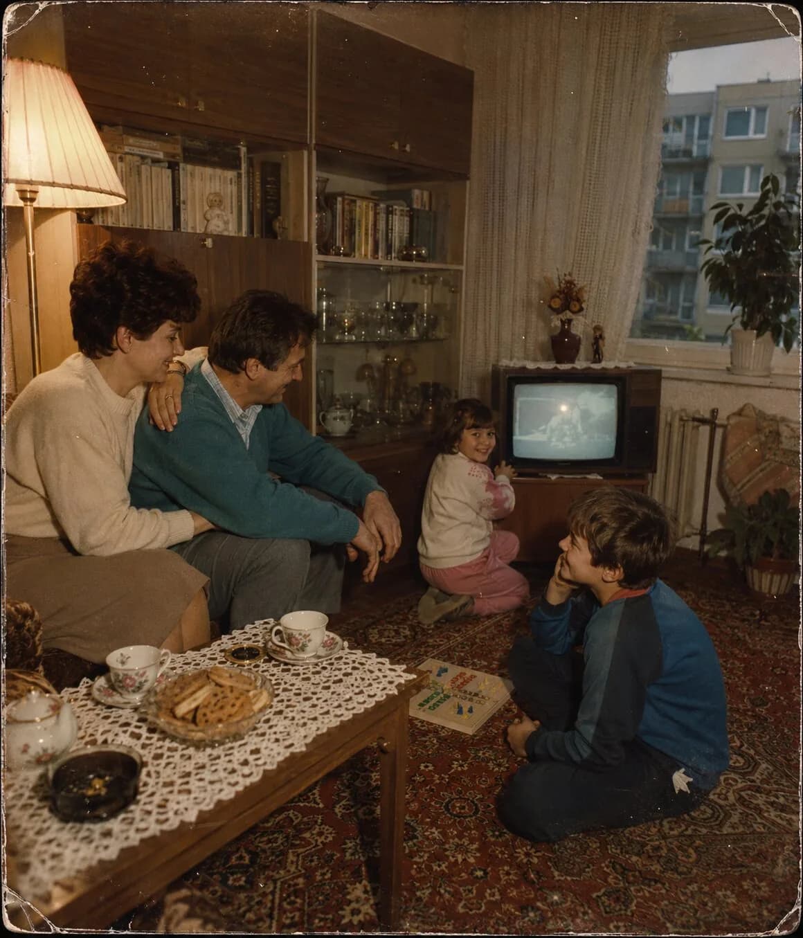 Esték a panel nappalijában, amikor egy tévé köré gyűlt a család