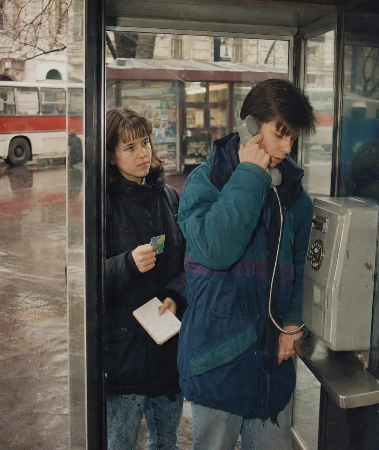 1990-es évek .  Amikor a telefonfülke előtt még sorban álltunk egy fontos hívásért